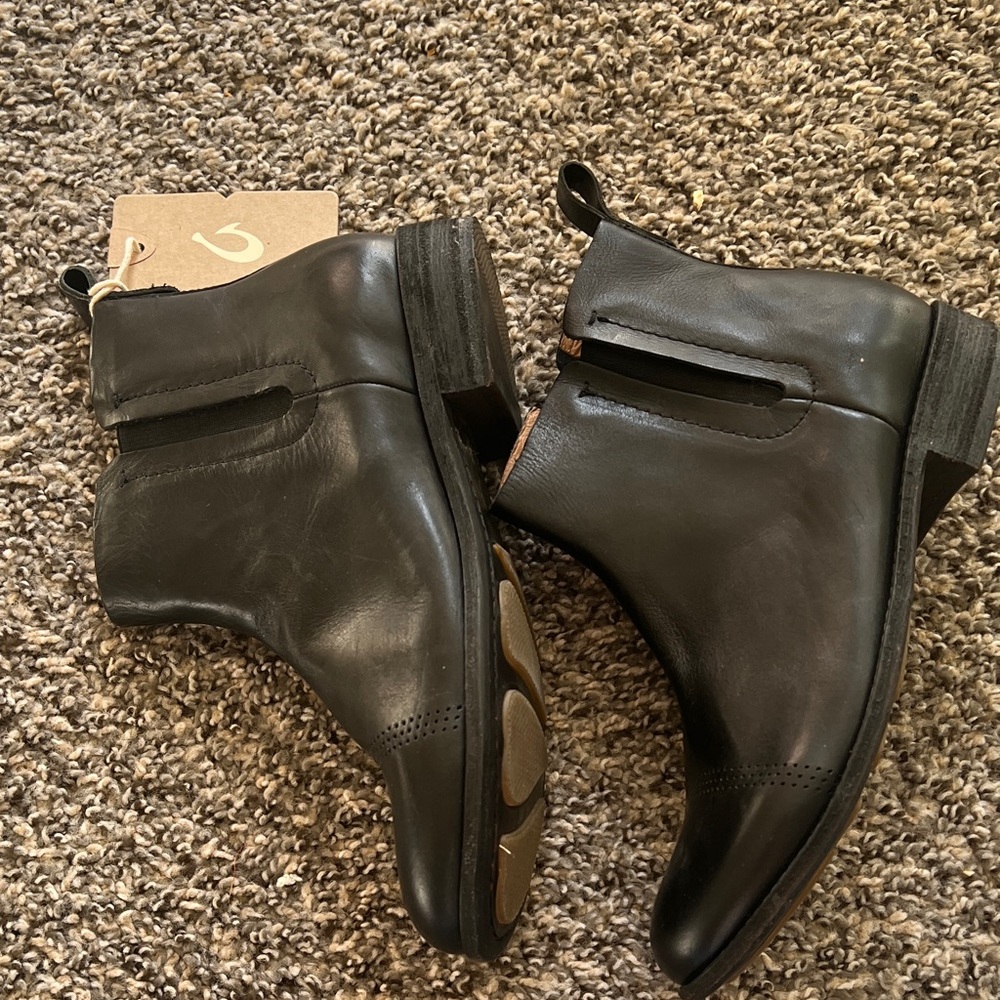 OluKai Malie ankle black leather boots 8